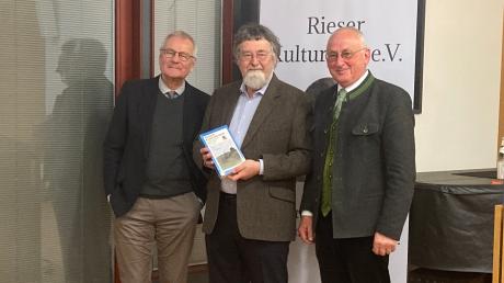 Professor Werner Bätzing (Mitte) referierte im Rahmen der Rieser Kulturtage, links Wilhelm Imrich, rechts Werner Deixler.