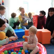 Beim Regenbogenfamilientreff in Krumbach treffen sich einmal im Monat Familien, die von der vermeintlichen Norm abweichen. Sozialpädagogin Sonja Tietz (rechts) ist sehr froh über das neue Angebot.