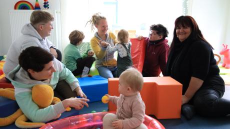 Beim Regenbogenfamilientreff in Krumbach treffen sich einmal im Monat Familien, die von der vermeintlichen Norm abweichen. Sozialpädagogin Sonja Tietz (rechts) ist sehr froh über das neue Angebot.