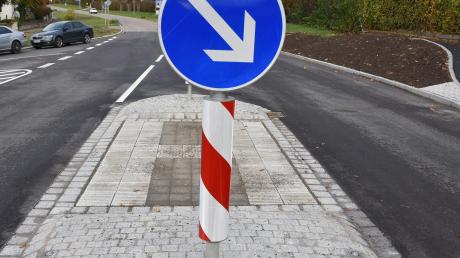 Eine Autofahrerin ist in Monheim gegen ein Schild auf einer Verkehrsinsel geprallt.