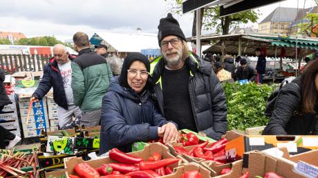 Der Augsburger Markus Stark besucht den Markt regelmäßig mit seiner marokkanischen Frau Asia. Sie entdecken marokkanische Paprika aus der Heimatregion von Asma.
Wochenmarkt am Plärrer: Seit mehr als 20 Jahren lockt der Wochenmarkt am Plärrer mit günstigen Preisen für Obst und Gemüse.







