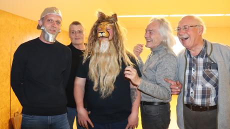 Bei der Theaterprobe in Villenbach probiert Christoph Oebels die aufwendige Löwenmaske an. Links neben ihm stehen Edmund Lange und Elke Dippl, rechts Peter Röß und Hans Oebels.
