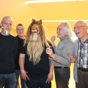 Bei der Theaterprobe in Villenbach probiert Christoph Oebels die aufwendige Löwenmaske an. Links neben ihm stehen Markus Ohnheiser und Elke Dippl, rechts Peter Röß und Hans Oebels.