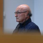 Der mutmaßliche Dreifachmörder Gerhard B. vor dem Augsburger Landgericht. Der Prozess wird im Mai fortgesetzt. 