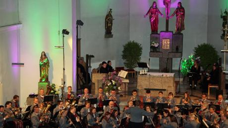 Die Stadtkapelle Dietenheim eröffnete  das Jubiläumskonzert mit der ersten Komposition der Musikgeschichte, die eigens für ein Blasorchester geschaffen wurde.