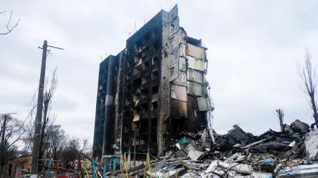 Ein von einer Rakete getroffenes Wohnhaus steht auf dem Hauptplatz von Borodjanka, einem Ort westlich von der Ukraine. Die Ruine steht symbolisch für die verheerenden Auswirkungen von Angriffen auf Wohngebiete.  