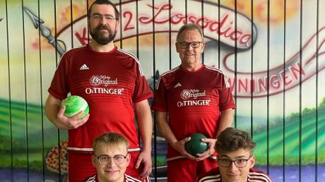 Die Kreisklassen-Meistermannschaft aus Munningen: (stehend von links) Michael Wagner und Kurt Drabandt, (hockend von links) Jakob Schwab und Hannes Hertle.