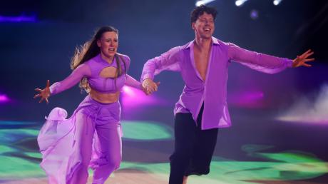 Influencerin Ann-Kathrin und Profitänzer Valentin Lusin bei ihrer Performance in der RTL-Tanzshow "Let's Dance" im Coloneum.
