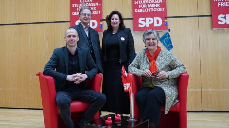 Zur anstehenden Europawahl diskutierte Günzburgs SPD mit Kandidaten. Schwabens Spitzenkandidat Jörg Seinsch und EU-Parlamentarierin und Bayerns Spitzenkandidatin Maria Noichl nahmen auf Einladung von Gerd Olbrich und
Simone Riemenschneider-Blatter auf den roten Sesseln Platz. 