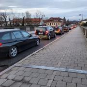 Die Neuburger Elisenbrücke ist zu Stoßzeiten häufig verstopft. Doch wie viele Fahrzeuge fahren tatsächlich jeden Tag über die Donau?