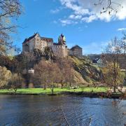 Die Ansicht von Loket mit der aus dem 12. Jahrhundert stammenden Burg ist von vielen Orten aus beeindruckend.