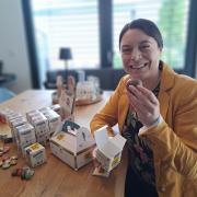 Bettina Winkler aus Affing ist mit ihrer Erfindung, dem Schokoschatz, für den deutschen Fairtrade-Preis in der Kategorie Newcomer nominiert. 