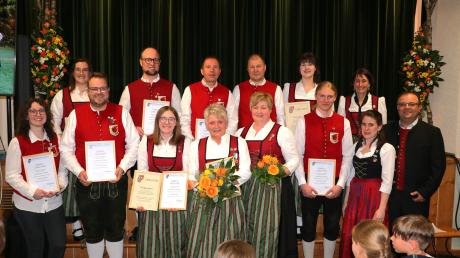 Andreas Rest und Franziska Beyerlein (rechts)  vom ASM würdigten verdiente Mitglieder des Musikvereins für ihr langjähriges Engagement und ihre musikalischen Leistungen.
