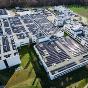 Delo-PV
Wo immer es möglich war, hat der Schöffeldinger Klebstoffhersteller Delo die Dächer seiner Gebäude mit Photovoltaik-Modulen belegt.