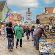 Beim Maimarkt in Günzburg locken dieses Jahr nicht nur Verkaufsstände. Er dreht sich auch um das Thema Europa. 