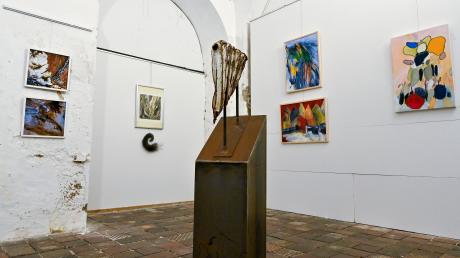 37 Mitglieder der Künstlergilde Landsberg stellen derzeit in der Säulenhalle aus. Heidi Gerhardinger zeigt die Skulptur "Die Liebenden".