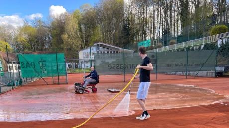 Die Tennisplätze auf der Nördlinger Marienhöhe sind auf die neue Saison vorbereitet worden, damit hier wieder die gelben Filzkugeln fliegen können.