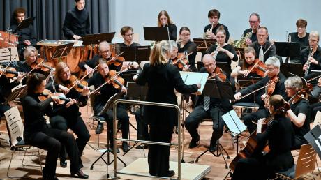 Das Symphonieorchester Stadtbergen unter der Leitung von Irene Anda mit dem Frühlingskonzert "Perlen der Musik".