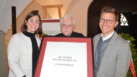 Der neue Grundgesetz-Pfad durch die Nördlinger Innenstadt ist eröffnet (von links): Dr. Franziska Emmerling, Oskar Bernhard und Oberbürgermeister David Wittner.