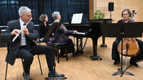 Die Eröffnung des Lehrerkonzerts übernahmen Michael Graef (Flöte), Miriam Seyboth (Violoncello) und Kathrin Günther (Klavier). Die Noten fürs Klavier blätterte Tanja Sedlmeier um.