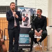 Extremismusexperte Thomas Estrada und Sänger Philipp Burger richten sich an die Schüler und Schülerinnen in Königsbrunn.