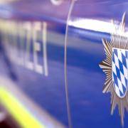 Nach einem Überholmanöver ist es laut Polizei auf dem Pöttmeser Marktplatz zu einer Auseinandersetzung zweier Autofahrer gekommen.