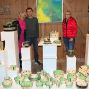 Künstlerische Gebrauchskeramik, Skulpturen und Gemälde (von links) von Andrea und Stefan Pilz sowie Antonie Reichhardt zeigt die Stadl-Galerie Pilz im Rahmen ihrer Frühjahrsausstellung.