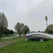 An der Autobahnauffahrt bei Erkheim ist ein Segelboot vor Anker gegangen.