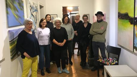 Die Mitglieder des Kunstquartiers zeigen ihre Werke: (von links) Susanne Bergbauer, Christine Reith, Dana Laubinger, Silvia Schlegl, Liese Waltinger, Stefan Wanzl-Lawrence, Petra Fürst und Ingo Campus.