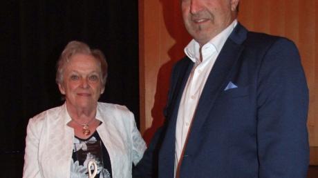 
Der Vorsitzende der Sing- und Musikschule Gersthofen, Armin Gaurieder, überreichte Maria Vogel den Joseph-Anton-Vöst- Preis.