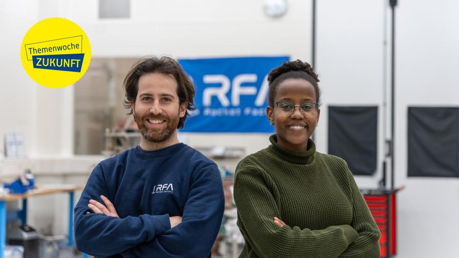 Hoffen, dass ihre Arbeit dazu beitragen wird, neue Erkenntnisse über die Erde zu gewinnen: Nick Arbuckle (links) und Elsie Kiema sind zwei der rund 310 Beschäftigten der Rocket Factory in Augsburg. 