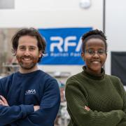 Hoffen, dass ihre Arbeit dazu beitragen wird, neue Erkenntnisse über die Erde zu gewinnen: Nick Arbuckle (links) und Elsie Kiema sind zwei der rund 310 Beschäftigten der Rocket Factory in Augsburg. 