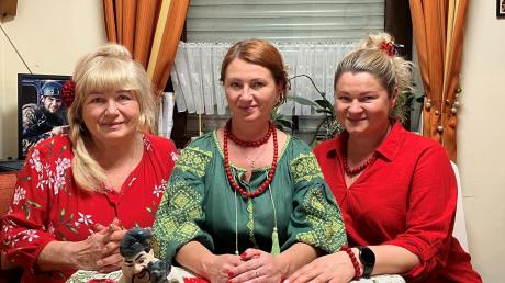 Gastfreundschaft wird in der Ukraine groß geschrieben. Von links nach rechts: Olga Kulinij, Oksana Kulinij und Yana Gudelj. Vorne sitzt eine Kosakenfigur.