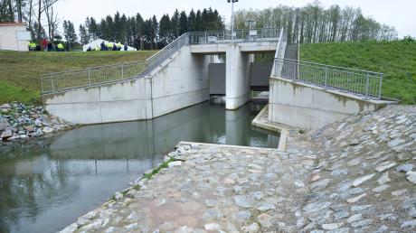 Das Hochwasserrückhaltebecken in Holzhausen soll die Singold-Anrainergemeinden vor weiteren Fluten, wie dem verheerenden Pfingsthochwasser im Jahr 1999, schützen.  