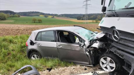 Bei einem schweren Verkehrsunfall zwischen Aindling und dem Petersdorfer Ortsteil Appertshausen geriet ein Auto in einen entgegenkommenden Lastwagen. Die Autofahrerin wurde vermutlich schwer verletzt. 
