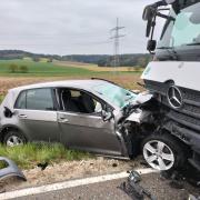 Bei einem schweren Verkehrsunfall zwischen Aindling und dem Petersdorfer Ortsteil Appertshausen geriet ein Auto in einen entgegenkommenden Lastwagen. Die Autofahrerin wurde vermutlich schwer verletzt. 