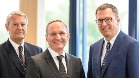 Jürgen Weiß (rechts) ist nun alleiniger Geschäftsführer von Weiss Kunststoffverarbeitung in Illertissen. Dietmar (links) und Bruno Weiß bleiben Gesellschafter des Unternehmens. 