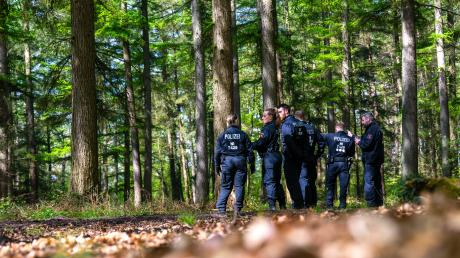Mehr als dreihundert Einsatzkräfte suchen seit Montagabend nach einem vermissten sechs Jahre alten Kind im niedersächsischen Bremervörde.