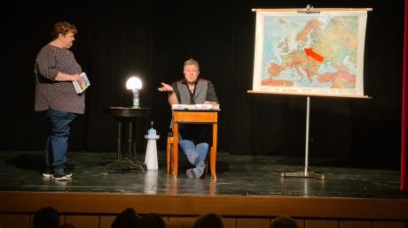 Autor Michael Kobr hat in Babenhausen eine Lesung gehalten. Links im Bild: Ulrike Möst von der Gemeindebücherei.
