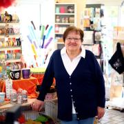 Schweren Herzens gibt Karin Treu ihren Laden mit Paketshop am Weißenhorner Hauptplatz auf. Am Montag, 29. April, beginnt dort der Räumungsverkauf. 