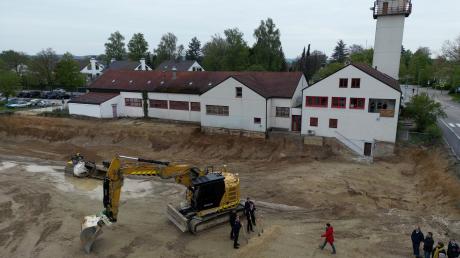 Direkt neben dem alten Feuerwehrhaus in Neusäß entsteht der Neubau. Der soll vor allem moderner werden. 