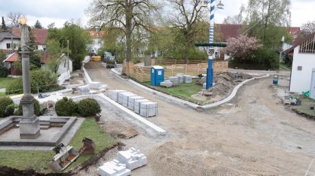 Seit März laufen die Arbeiten zur Umgestaltung des Dorfplatzes in Eresing. Unter anderem sollen dort auch zwei Ladesäulen für Elektrofahrzeuge aufgestellt werden.