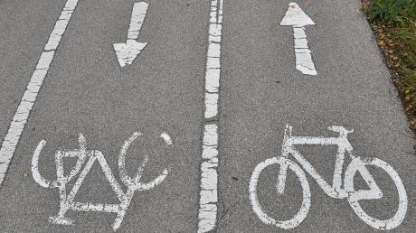 Der Landkreis Landsberg baut das Alltags-Radwegnetz Stück für Stück aus. Unser Symbolbild zeigt eine Radweg-Markierung in Landsberg.