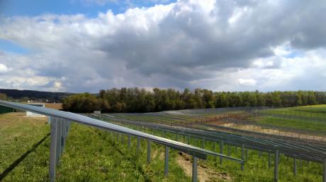 Derzeit entsteht ein Solarpark am Ortsende von Neukirchen, einem Ortsteil Thierhauptens. So sehen die Ständer aus, bevor die Module aufgesetzt werden. In Zukunft könnten auf dem Gemeindegebiet bald mehr solche Solarparks entstehen. Im Moment sucht der Gemeinderat dafür geeignete Flächen.