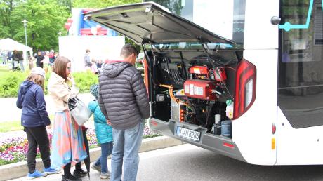 Einen Blick unter die Motorhaube  des Elektro-Linienbusses der Firma Spangler gab es bei den Autotagen in Neuburg. Privat aber ist die Begeisterung für Elektroautos eher abgeflaut. Was also taugt für die Zukunft? 