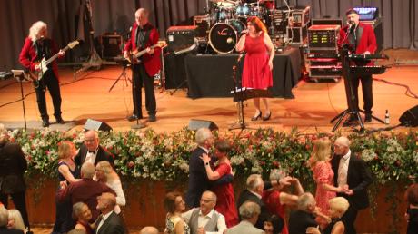 Der Tulpenball im Kursaal lockte viele Besucher an, die zur Musik der Tanz- und Show-Band „Voice“ einen gelungene Ballnacht feierten. 
