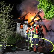 In der Nacht auf Mittwoch ist im Aichacher Ortsteil Unterwittelsbach eine Saunahütte in Flammen aufgegangen.