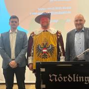 Stadtarchivar Dr. Johannes Moosdiele-Hitzler (links) hielt einen Vortrag im Ochsenzwinger, in der Mitte Alexander Güntert (VAN), rechts Gerhard Beck, Vorsitzender Verein Rieser Kulturtage.