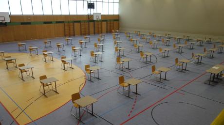 Turnhalle, Tische und Blätter sind noch leer: Morgen starten für alle Abiturienten die schriftlichen Prüfungen mit dem Fach Deutsch. 