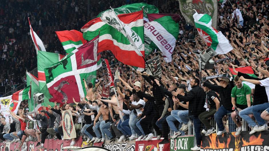 Am Traditionsspieltag einen Erfolg gegen Werder Bremen feiern wollen die Fans des FC Augsburg.
